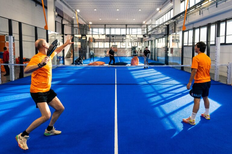 Giocatori nel Tribe Padel Club di Bolzaneto